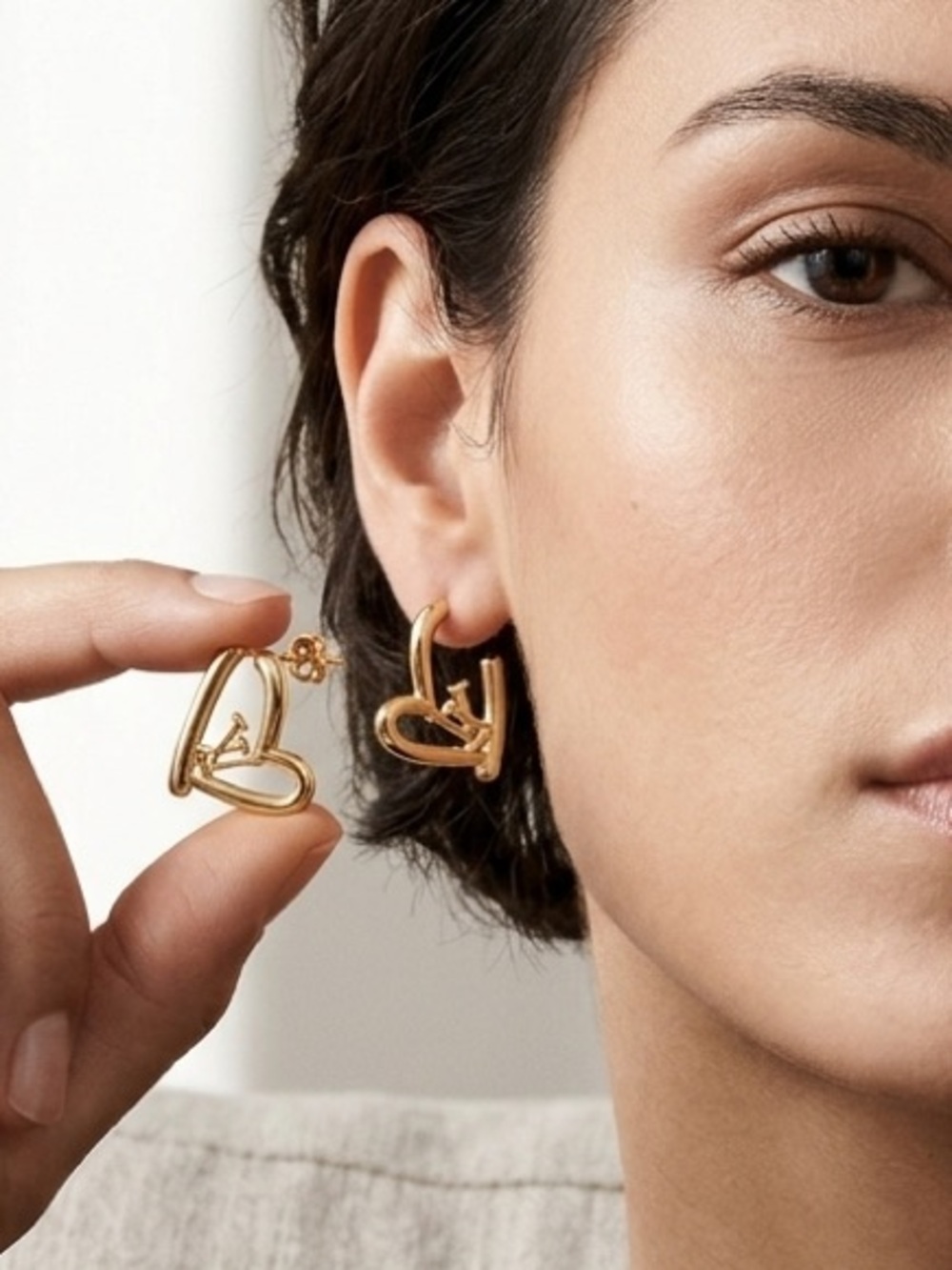 🆕 Louis Vuitton Gold LV Heart Outline Stud Earrings - Picture 3 of 6